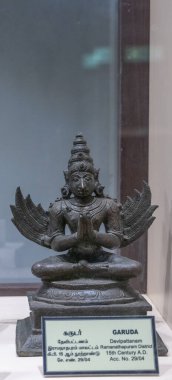 Chennai, Tamil Nadu, Hindistan - 02.07.2025: Kafasında kuş olan bir kişinin heykeli. Heykel 15. yüzyıldan kalma. Chennai 'de.