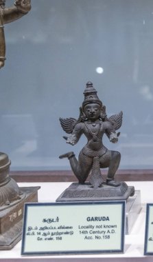 Chennai, Tamil Nadu, Hindistan - 02.07.2025: Sırtında kanatları olan bir adamın heykeli. Heykel 14. yüzyıldan kalma. Chennai 'de.