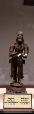 Chennai, Tamil Nadu, Hindistan - 02.07.2025 Hanuman adında bir adamın heykeli. Bir müzede sergileniyor. Heykel bronzdan yapılmıştır. Chennai 'de.