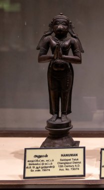 Chennai, Tamil Nadu, Hindistan - 02.07.2025: Hanuman adında bir Hindu tanrısının heykeli. Heykel cam bir kutunun içinde. Chennai 'de.