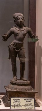 Chennai, Tamil Nadu, Hindistan - 02.07.2025: Bir çantada kolye ve 