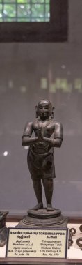 Chennai, Tamil Nadu, Hindistan - 02.07.2025: Müzede bir erkek heykeli sergileniyor. Heykel eski çağlardan kalma ve Hindistan 'dan. Chennai 'de.