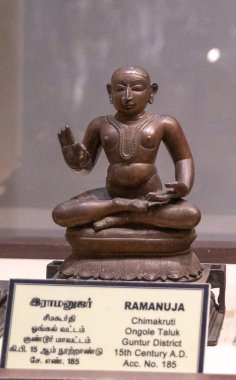 Chennai, Tamil Nadu, Hindistan - 02.07.2025: Bankta oturan bir adamın heykeli. Heykelin adı Ramanuja. Chennai 'de.