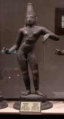 Chennai, Tamil Nadu, Hindistan - 02.07.2025: Kafası ve eli olan bir adamın heykeli. Heykel cam bir kutunun içinde. Chennai 'de.