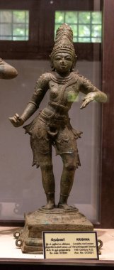 Chennai, Tamil Nadu, Hindistan - 02.07.2025: Altın başlıklı bir kadın heykeli. Heykel cam bir kutunun içinde. Chennai 'de.