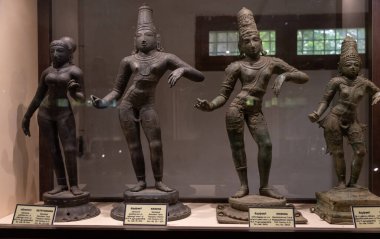 Chennai, Tamil Nadu, Hindistan - 02.07.2025: Sergi vitrininde her birinin kendine has poz ve aksesuarları olan dört insan heykeli yer alıyor. Chennai 'de.