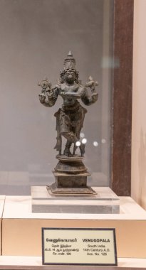 Chennai, Tamil Nadu, Hindistan - 02.07.2025: Üzerinde Venugopal yazan bir isim etiketi olan bir heykel. Heykel bir kaidede. Chennai 'de.