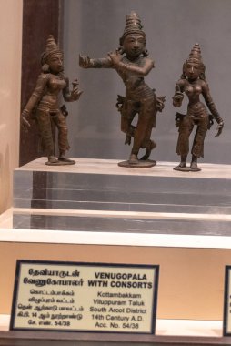 Chennai, Tamil Nadu, Hindistan - 02.07.2025: Bir erkek ve iki kadının bronz heykeli. Adam elinde küçük bir nesne tutuyor. Chennai 'de.