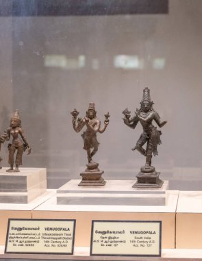 Chennai, Tamil Nadu, Hindistan - 02.07.2025: Üç tanrı ve tanrıça heykeli sergilenmektedir. İlki Venugopala heykeli. Chennai 'de.