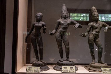 Chennai, Tamil Nadu, Hindistan - 02.07.2025: Cam bir kutuda üç kadın ve bir erkek heykeli sergilenmektedir. Heykeller farklı boyutlarda. Chennai 'de.