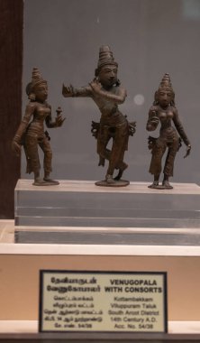 Chennai, Tamil Nadu, Hindistan - 02.07.2025: Bir tanesi kuş tutan bir adam olmak üzere üç kişilik bronz bir heykel. Chennai 'de.