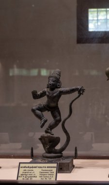 Chennai, Tamil Nadu, Hindistan - 02.07.2025: boynunda yılan olan bir adamın heykeli. Heykel cam bir kutunun içinde. Chennai 'de.