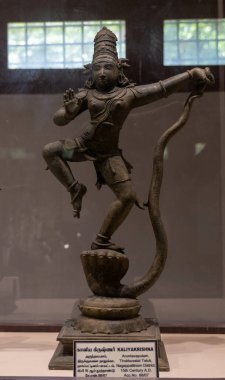 Chennai, Tamil Nadu, Hindistan - 02.07.2025: boynunda yılan olan bir adamın heykeli. Heykel Hindistan 'dan. Chennai 'de.