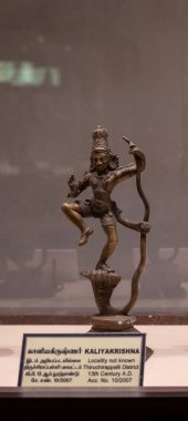 Chennai, Tamil Nadu, Hindistan - 02.07.2025: Ok ve yaylı bir adamın heykeli. Heykel Kaliyakarrisna döneminden kalma. Chennai 'de.