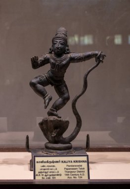 Chennai, Tamil Nadu, Hindistan - 02.07.2025: Yılan tutan bir adamın heykeli. Heykelin adı Kaliy Krishna. Chennai 'de.