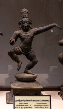 Chennai, Tamil Nadu, Hindistan - 02.07.2025: Şapkalı bir adamın heykeli. Heykel Hindistan 'dan. O bir kaide üzerinde. Chennai 'de.