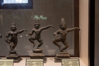 Chennai, Tamil Nadu, Hindistan - 02.07.2025: Dans eden üç insan heykeli. Birinin adı 
