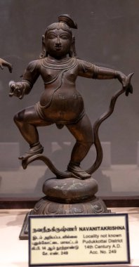 Chennai, Tamil Nadu, Hindistan - 02.07.2025: Elinde yılan olan bir çocuk heykeli. Heykel 14. yüzyıldan kalma. Chennai 'de.