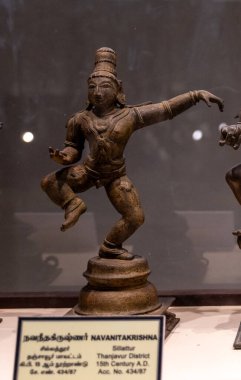 Chennai, Tamil Nadu, Hindistan - 02.07.2025: Şapkalı bir adamın heykeli. Heykel 15. yüzyıldan kalma. Chennai 'de.