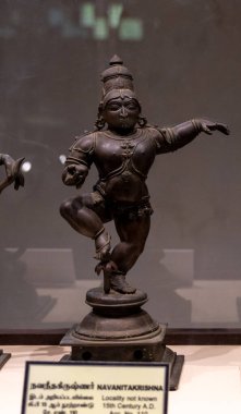 Chennai, Tamil Nadu, Hindistan - 02.07.2025: Kafası ve kolları olan bir adamın heykeli. Heykel bir müzede sergileniyor. Chennai 'de.