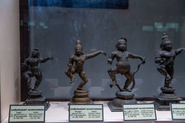 Chennai, Tamil Nadu, Hindistan - 02.07.2025: Resim, her birinin kendine has tasarımı ve duruşu olan dört antik Hint tanrısı heykelini sergiliyor. Chennai 'de.