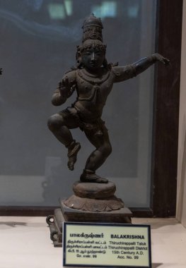 Chennai, Tamil Nadu, Hindistan - 02.07.2025: Kafası ve kolları havada bir adamın heykeli. Heykelin adı Balakrishna. Chennai 'de.