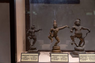 Chennai, Tamil Nadu, Hindistan - 02.07.2025: Cam bir kutuda üç Hint tanrısı heykeli sergilenmektedir. İlk heykel Tanrı Krishna 'nın. Chennai 'de.