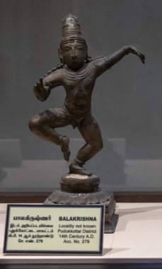 Chennai, Tamil Nadu, Hindistan - 02.07.2025: Kafası ve kolları olan bir adamın heykeli. Heykelin adı Balakrishna. Chennai 'de.