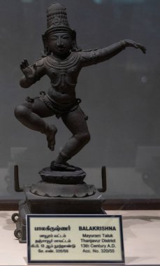 Chennai, Tamil Nadu, Hindistan - 02.07.2025: Şapkalı bir adamın heykeli. Heykelin adı Balakrishna. Chennai 'de.