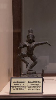 Chennai, Tamil Nadu, Hindistan - 02.07.2025: Kılıçlı bir adamın heykeli. Heykelin adı Balakrishna. Cam bir kutunun içinde. Chennai 'de.
