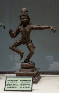 Chennai, Tamil Nadu, Hindistan - 02.07.2025: Şapkalı ve kılıçlı bir adamın heykeli. Heykelin adı Balakrishna. Chennai 'de.