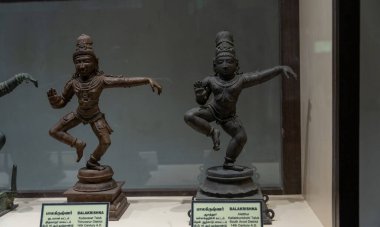 Chennai, Tamil Nadu, Hindistan - 02.07.2025: Dans eden bir adamın iki heykeli. Biri solda ve diğeri de sağda. Chennai 'de.