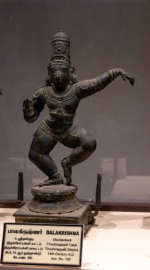 Chennai, Tamil Nadu, Hindistan - 02.07.2025: Kafası ve kolları olan bir adamın heykeli. Heykelin adı Balakrishna. Chennai 'de.