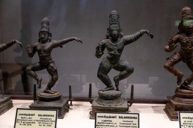 Chennai, Tamil Nadu, Hindistan - 02.07.2025: Üç tanrı ve tanrıça heykeli sergilenmektedir. İlki şapkalı bir adamın fotoğrafı. Chennai 'de.