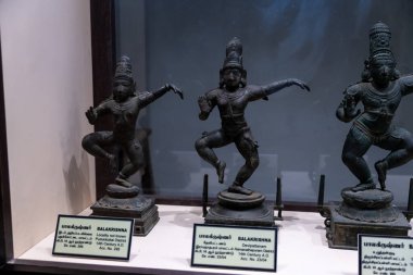 Chennai, Tamil Nadu, Hindistan - 02.07.2025: Üç tanrı ve tanrıça heykeli sergilenmektedir. İlkinin adı Balakrishna. Chennai 'de.