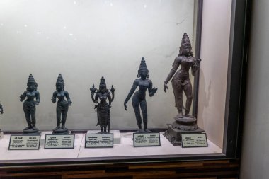 Chennai, Tamil Nadu, Hindistan - 02.07.2025: Bir müzede kadın heykelleri sergileniyor. Heykeller farklı boyutlarda. Chennai 'de.