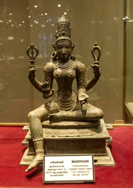 Chennai, Tamil Nadu, Hindistan - 02.07.2025: Heykel üzerinde oturan bir kadın heykeli. Heykelin adı Manesvar. Kaidesi kırmızı. Chennai 'de.