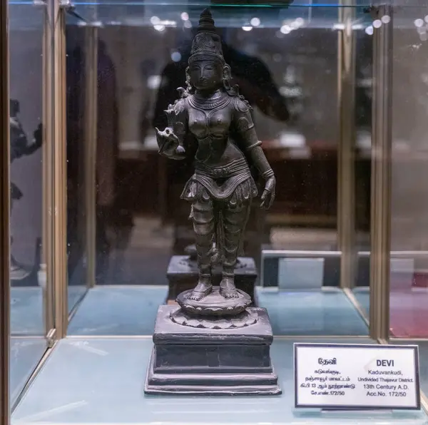 Chennai, Tamil Nadu, Hindistan - 02.07.2025: Cam kutuda bir kadın heykeli. Heykel Hindistan 'dan ve adı Devi. Chennai 'de.