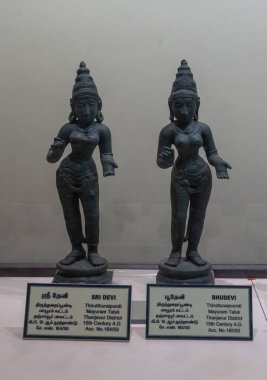 Chennai, Tamil Nadu, Hindistan - 02.07.2025: İki kadın heykeli sergileniyor. Birinin adı Sri Devi, diğerinin adı Bruvedi. Chennai 'de.