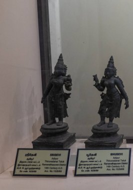 Chennai, Tamil Nadu, Hindistan - 02.07.2025: İki kadın heykeli sergileniyor. Birinin adı Bhudevi. Chennai 'de.
