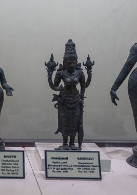 Chennai, Tamil Nadu, Hindistan - 02.07.2025: Kılıçlı bir kadın heykeli sergilenmektedir. Heykel Vashishnav adıyla etiketlenmiş. Chennai 'de.