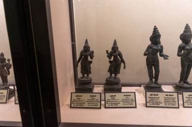 Chennai, Tamil Nadu, Hindistan - 02.07.2025: Her birinin yanında bir tabela bulunan bir heykel sergisi. Tabelanın üzerinde heykelin adı var. Chennai 'de.