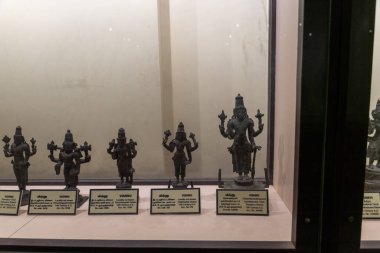 Chennai, Tamil Nadu, Hindistan - 02.07.2025: Hindu tanrıları ve tanrıça heykellerinin bir koleksiyonu cam bir kutuda sergileniyor. Chennai 'de.