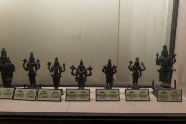 Chennai, Tamil Nadu, Hindistan - 02.07.2025: Tanrıların ve tanrıçaların heykellerinin sergilenmesi. Her heykelin bir numarası ve ismi var. Chennai 'de rakamlar 1.