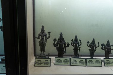 Chennai, Tamil Nadu, Hindistan - 02.07.2025: Bir müzede antik tanrıça ve tanrıça heykelleri koleksiyonu sergilenmektedir. Chennai 'de.
