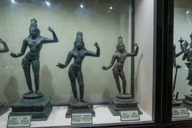 Chennai, Tamil Nadu, Hindistan - 02.07.2025: Sergi vitrininde her birinin kendine has özellikleri olan üç tanrı heykeli yer alıyor. Chennai 'de.