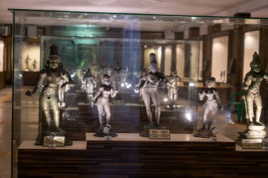 Chennai, Tamil Nadu, Hindistan - 02.07.2025: Müzede insan heykelleri sergileniyor. Heykeller farklı boyutlarda. Chennai 'de.