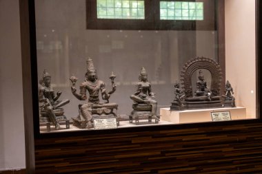 Chennai, Tamil Nadu, Hindistan - 02.07.2025: Tanrıların ve tanrıçaların heykellerinin sergilenmesi. Heykellerden biri sandalyede oturan bir kadın. Chennai 'de.