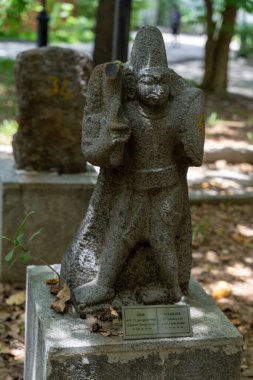 Chennai, Tamil Nadu, Hindistan - 02.07.2025: Sopa tutan bir adamın heykeli. Heykel bir kaidede. Chennai 'de.