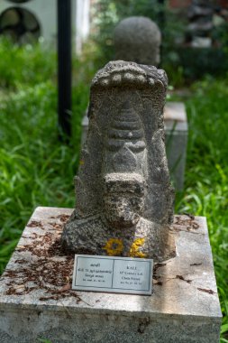 Chennai, Tamil Nadu, Hindistan - 02.07.2025: Yanında sarı işaret olan bir adam heykeli.